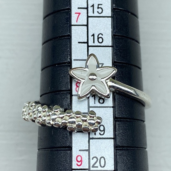 Sterling Silver Adjustable Flower and Pebble Design Spring Ring - Picture 5 of 7